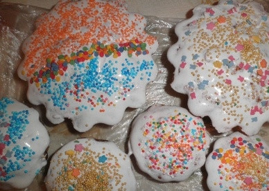 1. Этап. Кулич из творога: Смазываем куличи глазурью только после того, как они остынут. Посыпаем сахарной разноцветной посыпкой.