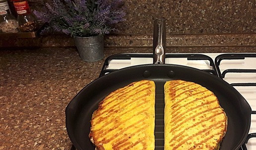 1. Этап. Кесадилья с курицей, овощами, зеленью, сыром: Тортильи обжарить на разогретой сковороде гриль с двух сторон до расплавления сыра. Придерживать лопаткой, чтобы лепешки не раскрывались. Внутри сыр расплавится, соединится со всеми компонентами начинки. Снаружи образуются красивые полосочки. Получаются очень хрустящие кесадильи!