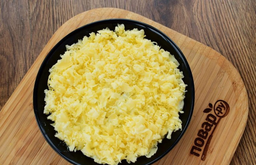 1. Этап. Салат Подсолнух: 6. Четвертый – натертый сыр, майонез.