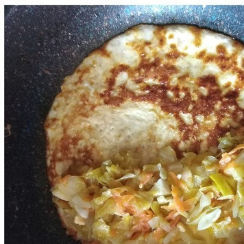 1. Этап. Овсяноблин с тушёной ранней молодой капустой: На половину блина выкладываем ломтик бутербродного сыра в пластинках, на него - капусту с яйцами ровным слоем. Сок со сковороды не черпайте с капустой.