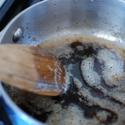 1. Этап. Жареная спаржа в бальзамическом соусе: Хорошенько перемешиваем.