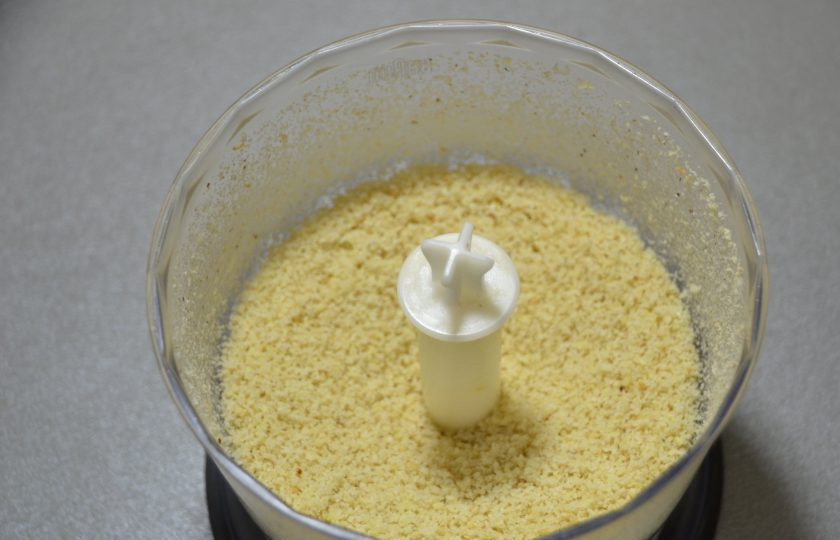 1. Этап. Итальянское печенье с миндалем: Миндаль пробейте в блендере до состояния муки.