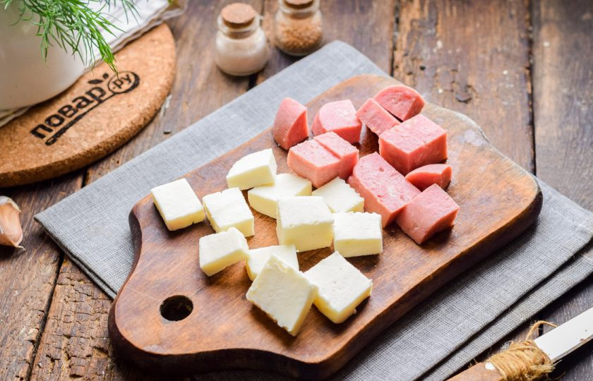 1. Этап. Салат с фунчозой и авокадо: Нарежьте небольшими кусочками ветчину и сыр.