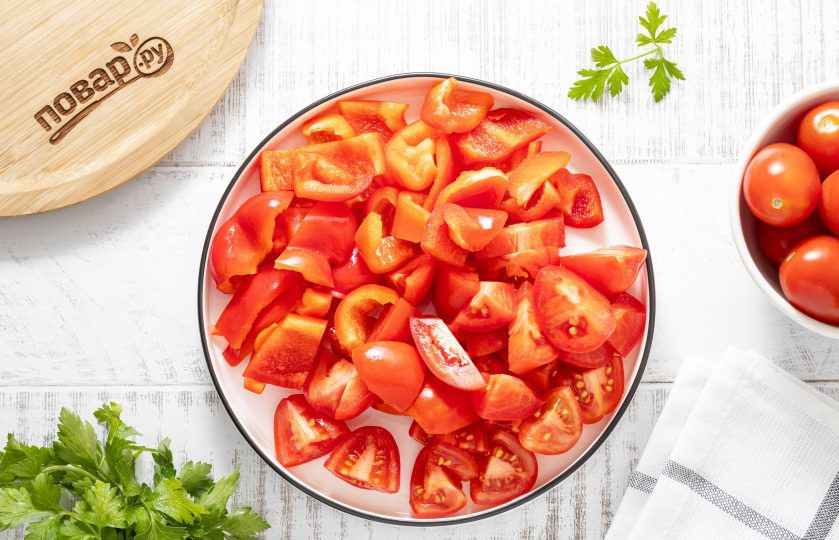1. Этап. Огуречник: Помидоры и болгарский перец тоже нарежьте ломтиками среднего размера.