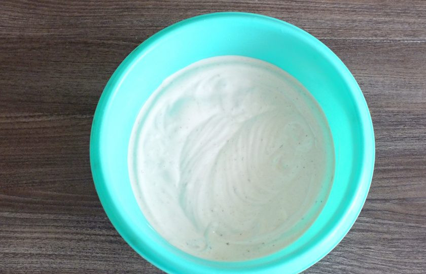 1. Этап. Корзиночки с зефирным кремом: Взбивайте массу не менее 10 минут. Она должна загустеть и стать однородной. Оставьте крем на столе минут на 20, чтобы он остыл.