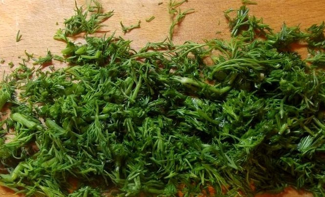 1. Этап. Шаурма с овощами: Свежую зелень измельчаем.