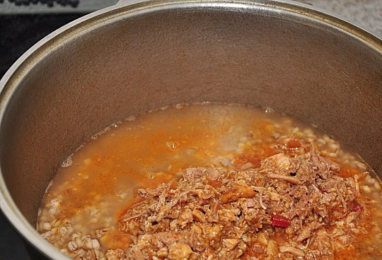 1. Этап. Армейская каша: 5. Варим до готовности перловой крупы. При необходимости можно поставить нашу кашу в духовку иди на водяную баню. Я выбрала жаровню с толстым дном.