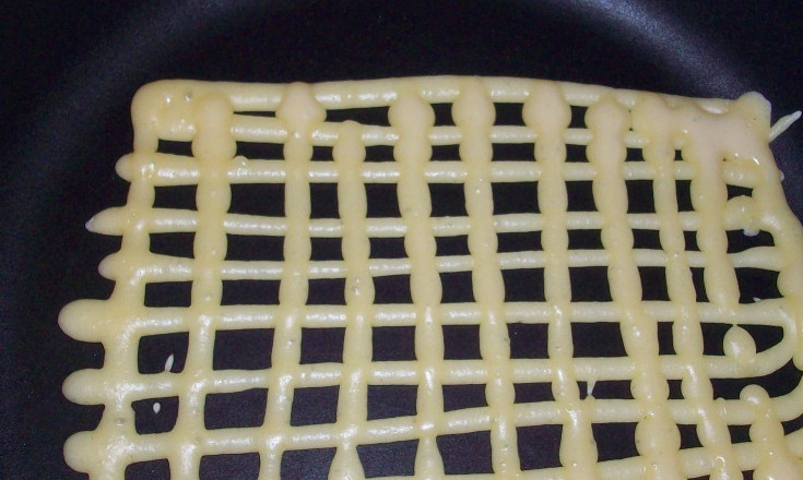 1. Этап. Ажурные блинчики: Обжариваем блинчики с двух сторон до красивого румяного цвета.