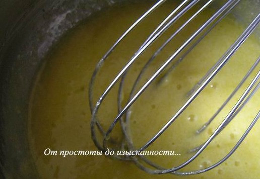 1. Этап. Арбузное мороженое: Желтки смешайте с сахаром и ванилином.