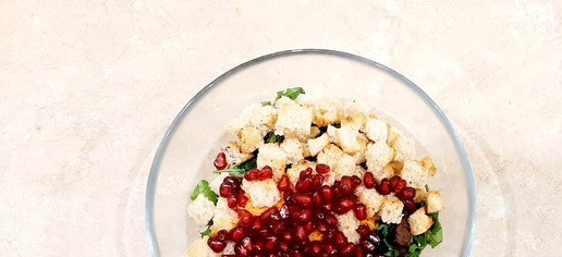 1. Этап. Легкий салат с зернами граната: Затем добавляем зерна граната и гренки, посыпаем солью и заправляем оливковым маслом.