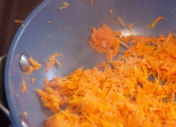 1. Этап. Омлет с сырой морковью: И протушите на сковороде на сливочном масле.