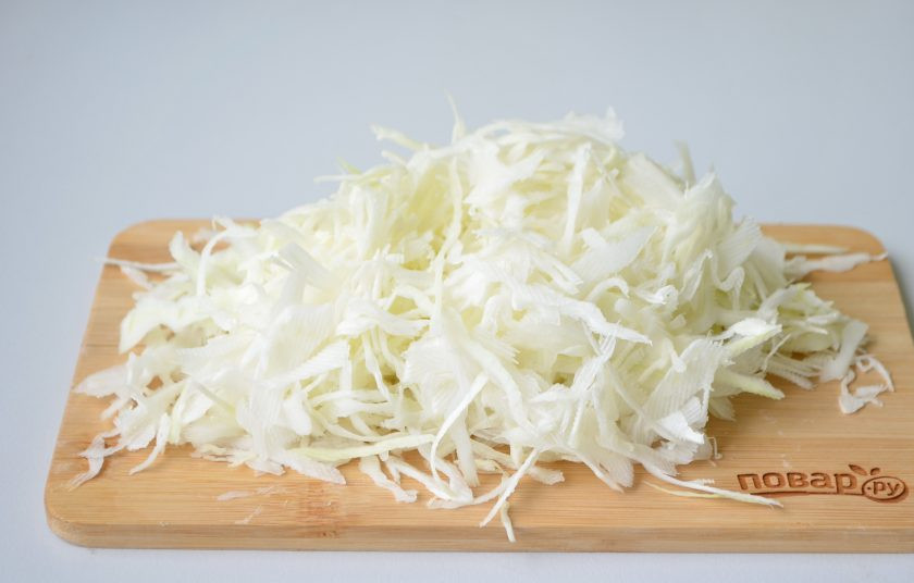 1. Этап. Щи со свежей капустой и фасолью: 2. Нарежьте ножом тонко капусту. Положите в кипящий суп.