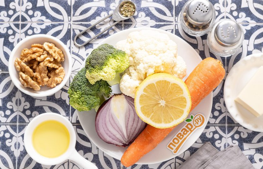 1. Этап. Салат из моркови, брокколи и цветной капусты: Подготовьте все ингредиенты.