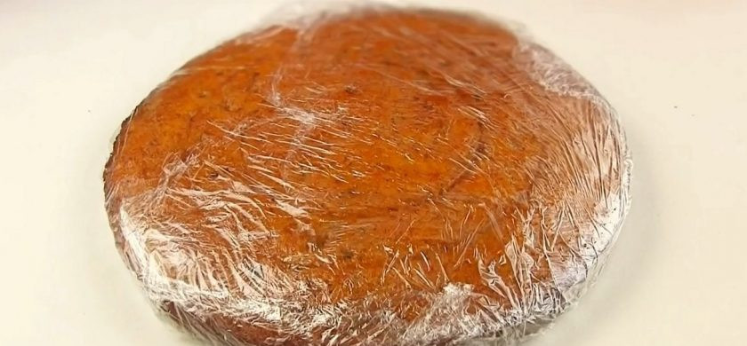 1. Этап. Морковный бархатный торт: 4. Отдельно испеките три коржа в разогретой до 170-180 градусов духовке в течение 25 минут. Коржи заверните в пленку и отправьте в холодильник на 3-4 часа.