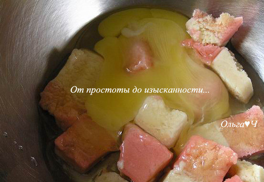 1. Этап. Миндальные птифуры с конфитюром: Марципан и яйцо выложите в удобную емкость. У меня были остатки слегка подсохшего разноцветного марципана.