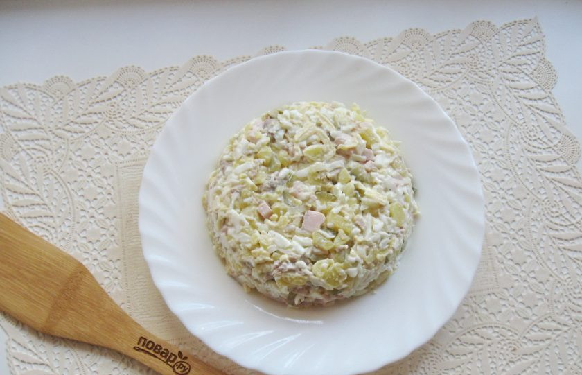 1. Этап. Салат Мышка с сыром: Выложите салат на большую тарелку, формируя его в виде головки сыра.