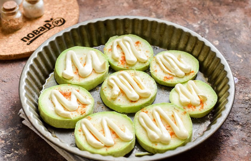 1. Этап. Кабачки под шубой в духовке: Смажьте кабачки майонезом.