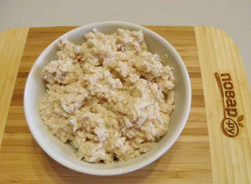 1. Этап. Зразы (классический рецепт): В жареное мясо с луком добавьте щепотку перца, перекрутите его через мясорубку два раза. Фарш для начинки зраз готов.