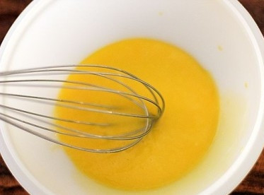 1. Этап. Завтрак Бенедикт: Отделяем 2 желтка и взбиваем венчиком или миксером.