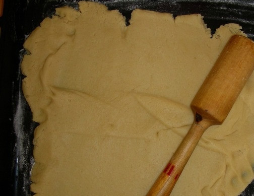 1. Этап. Печенье Каракуль: 3. Ту часть теста, что оставалась при комнатной температуре, немного раскатываю и переношу на противень. И уже на нем полностью раскатываю тесто в пласт.