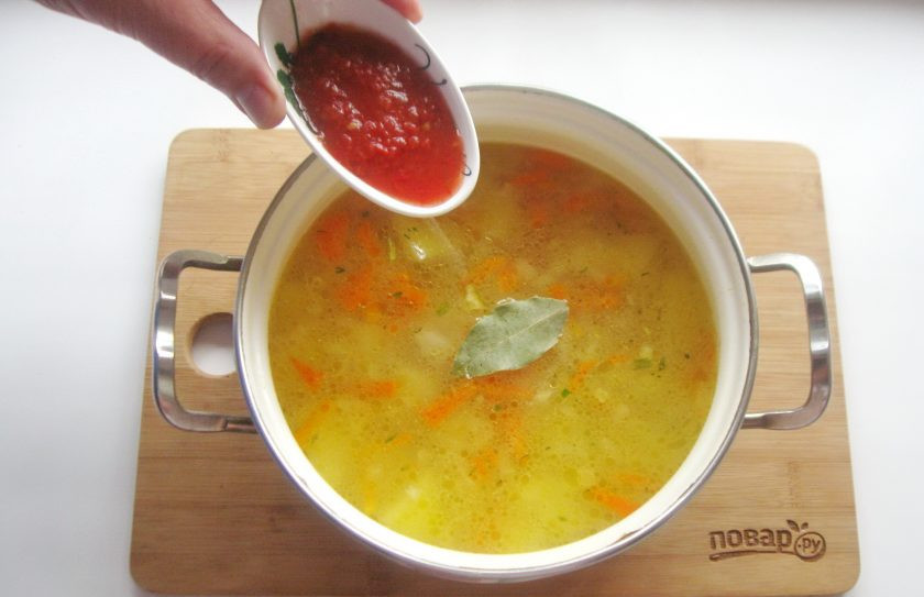 1. Этап. Шурпа из тушенки: Когда овощи будут готовы, добавьте в суп соль, перец черный молотый, лавровый лист, а также помидор, измельченный любым способом.