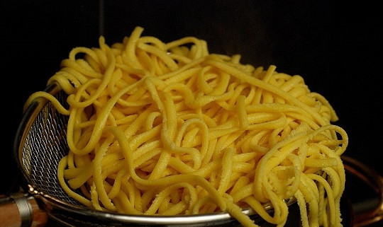 1. Этап. Паста с каракатицей: 6. Подсолите немного, выложите пасту и отварите её до готовности. После откиньте на дуршлаг.