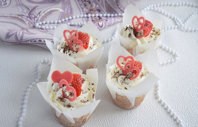 1. Этап. Капкейки для любимого: Украсьте капкейки по своему вкусу. Поставьте их в холодильник, чтобы они настоялись и крем немного застыл.