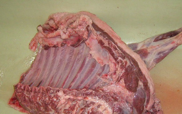 1. Этап. Шурпа из кабана: Реберную часть кабана тщательно промойте и разделайте.