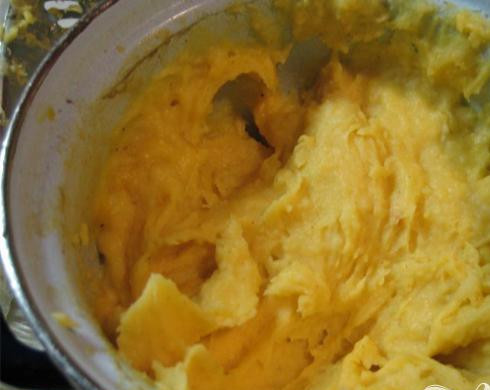 1. Этап. Картофельные цветочки: 4. В картофельное пюре добавляем яйцо, тертый сыр и масло. Тщательно все растираем снова, должна получиться однородная масса.