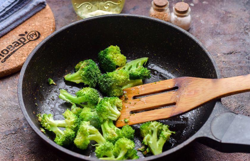 1. Этап. Салат Зелененький с брокколи: Разогрейте сковороду и влейте немного масла, жарьте брокколи по несколько минут с каждой стороны.