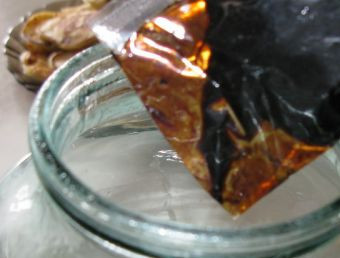 1. Этап. Квас из концентрата: Пакетик с концентратом опускаем в горячую воду, чтобы размягчить его. Затем разведите концентрат в 3х литрах воды, добавьте сахар и перемешайте.