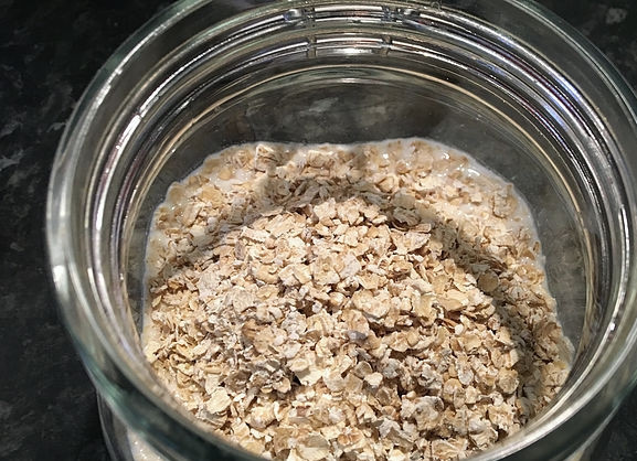 1. Этап. Овсянка в банке с отрубями и фруктами: 2. Добавьте отруби и хлопья.