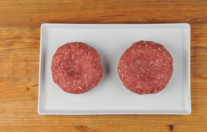 1. Этап. Умами бургер: 3. Потом фарш перемешайте с натёртым пармезаном, перцем и мисо пастой. Теперь сформируйте 2 котлеты.
