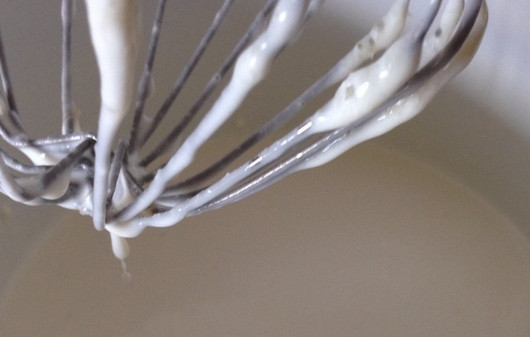 1. Этап. Желейный торт без выпечки: Приготовим крем. Взбиваем творог с сахаром, ванильным сахаром и сметаной. Также добавляем сок половины лимона и аккуратно вводим предварительно разведенный по инструкции желатин. Взбиваем все до кремообразного состояния.