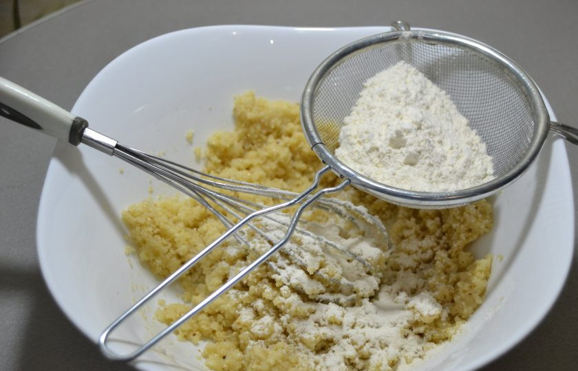 1. Этап. Итальянское печенье с миндалем: В полученную массу просейте пшеничную муку.