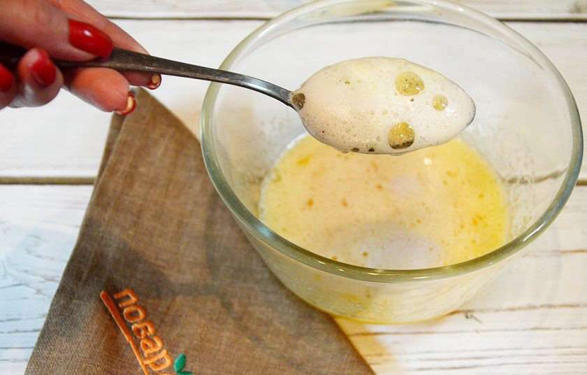 1. Этап. Яблочный пирог от Аллы Ковальчук: 2. Добавьте соду, погашенную лимонным соком.