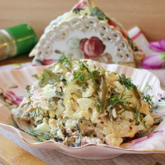 Салат с морской капустой и горбушей