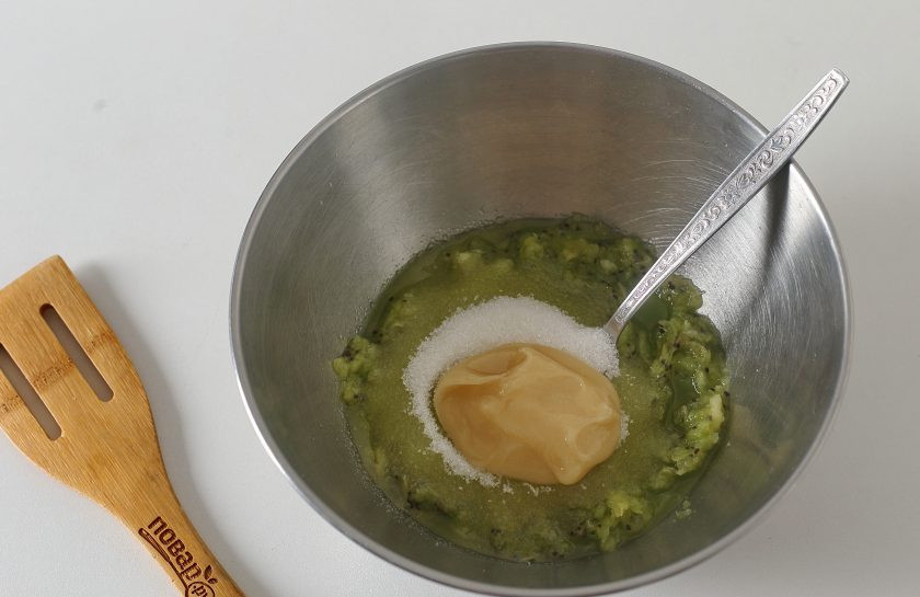 1. Этап. Печенье с киви: Добавьте сахар и мед. Поставьте миску на водяную баню и помешивая дождитесь, пока сахар не раствориться.