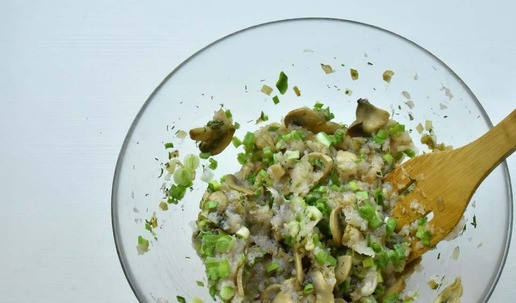 1. Этап. Сырный рулет с индейкой и грибами: Смешать между собой сырой фарш и обжаренные грибы с луком. Начинку по вкусу посолить и поперчить, добавить измельченную зелень.