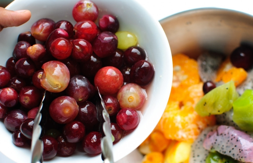 1. Этап. Фруктовый сладкий салат: Теперь виноград.
