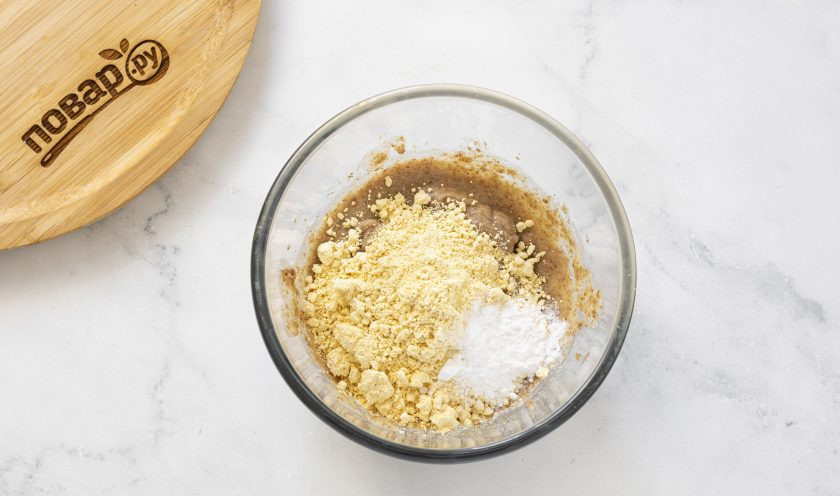 1. Этап. Полезные сухие хлопья: Добавьте нутовую муку и разрыхлитель. Все перемешайте, чтобы не оставалось комочков.