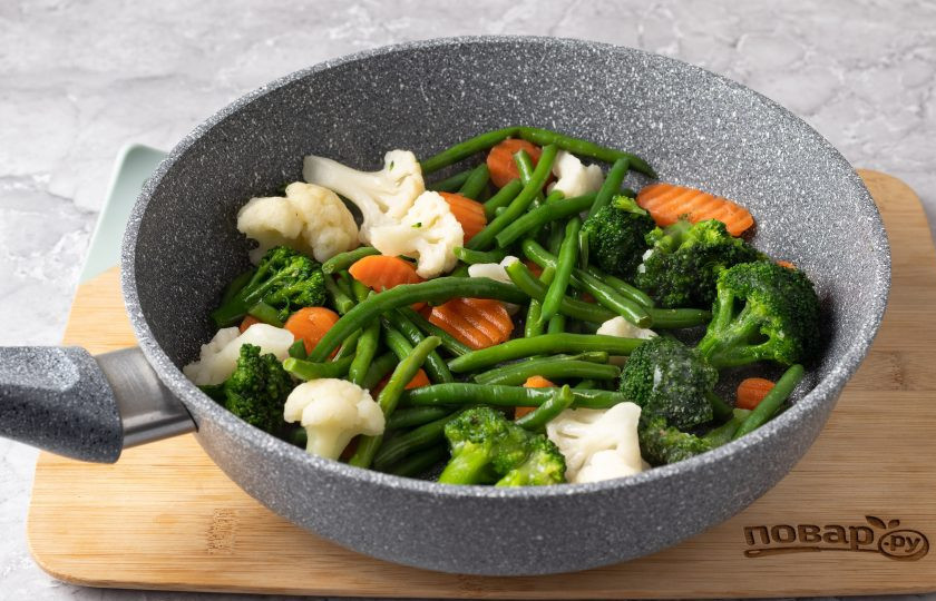 1. Этап. Замороженные овощи на сковороде: Затем влейте немного (50-100 мл.) горячей воды.