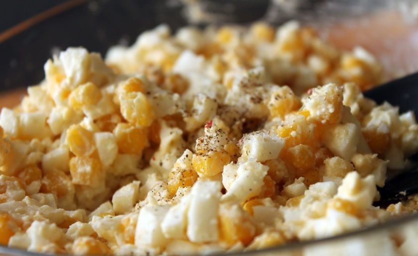 1. Этап. Салат из яиц и кукурузы: 5. Добавляю щепотку черного и кайенского перца, снова перемешиваю.