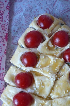 1. Этап. Рождественская елка из слоеного теста: Смажьте пирог яичным желтком и посыпьте кунжутом, запекайте 25 минут при температуре 180 градусов.