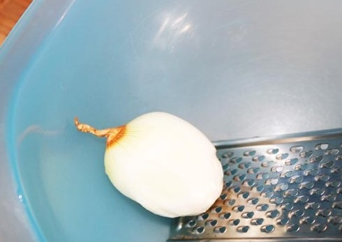 1. Этап. Котлеты куриные без хлеба: 1. Лук натираем на мелкой терке.