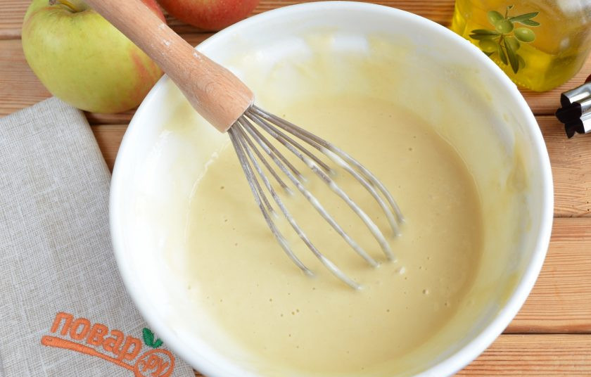 1. Этап. Яблочные оладьи Звездочки: Чтобы кляр получился без комочков, используйте венчик. Хорошенько взбейте им тесто.