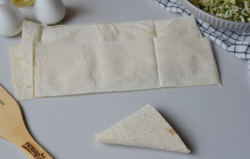 1. Этап. Пирожки в лаваше: Подогните остаток ленты.