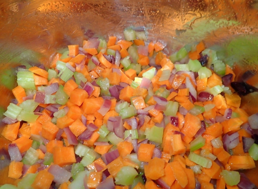 1. Этап. Вкусные щи из свежей капусты: Капусту нашинкуйте (я люблю ее мелко резать). В кастрюлю налейте масло растительное, обжарьте морковку, лук и сельдерей до румяного цвета и мягкости.