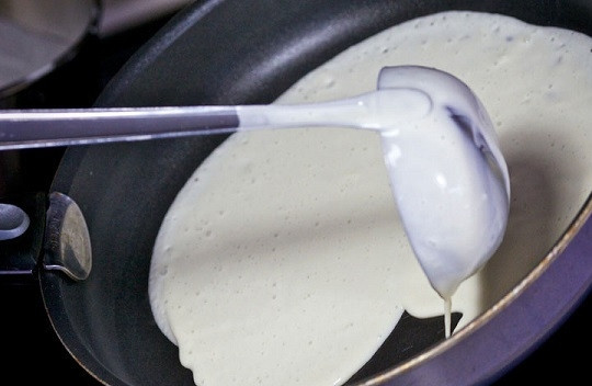 1. Этап. Блинное тесто: 7. Осталось дело за малым: разогрейте как следует сковороду, наливайте небольшими порциями тесто.