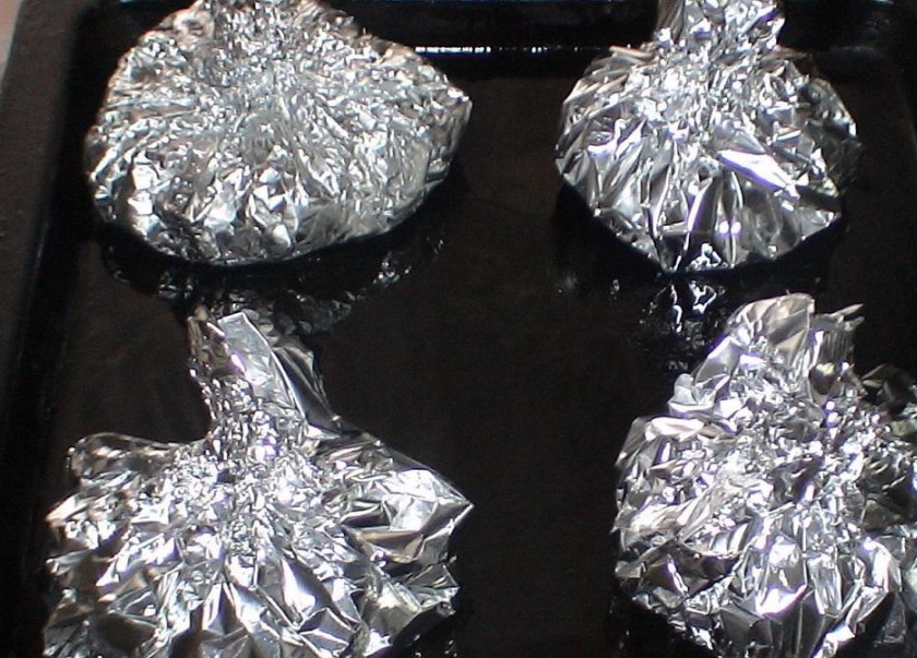 1. Этап. Говядина в фольге с овощами: Затем плотно закрываем фольгу и кладем ее на противень. Тоже самое проделываем с каждой порцией. И отправляем запекаться в предварительно разогретую до 180 градусов духовку на час. Затем раскрываем фольгу, посыпаем сверху тертым сыром и запекаем еще около 10-15 минут.